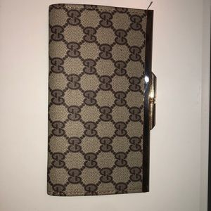 Gucci clutch wallet